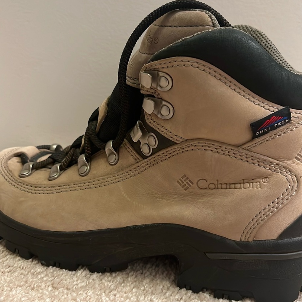 Lightly used Columbia OMNI tech Boots
